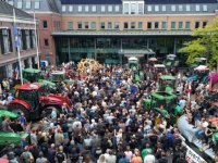 Honderden trekkers naar gemeentehuis Barneveld