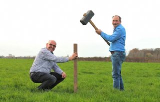Samen een piketpaaltje slaan